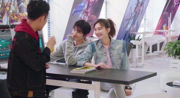 Chen Guo (Maggie Jiang) is impressed and Happy with Ye Xiu (Yang Yang) and brags to a customer