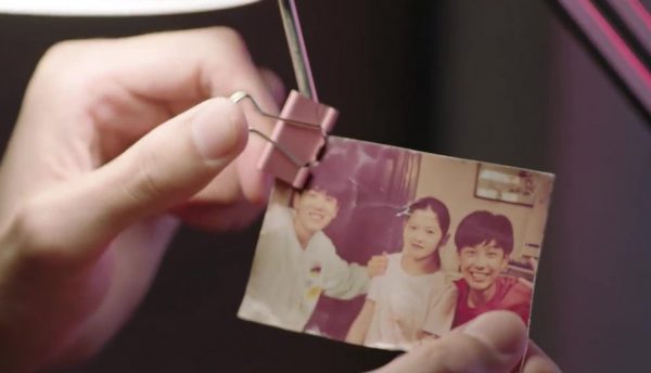 Ye Xiu hangs a picture of Su Muchen and his friend taken when they were children