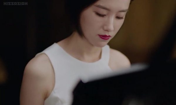 The pretty Tang Rou played by Daisy Li plays the piano and messes it up