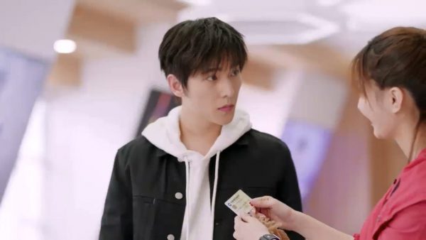 The Kings Avatar 18 Episode Review 01 - Chen Guo feels guilty about shouting at Ye Xiu and asks him to go and buy something nice.